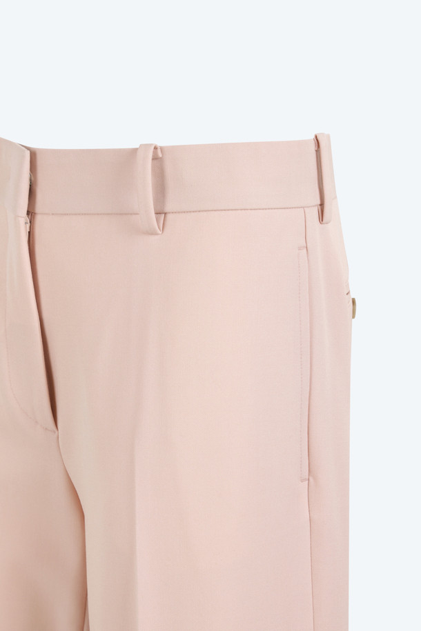 여성스러운 무드를 연출하는 핑크 와이드 슬랙스입니다. 부드러운 촉감과 세련된 와이드핏이 돋보이며, 파우더 핑크 컬러가 은은한 분위기를 더합니다. 일상, 포멀, 캐주얼 등 다양한 TPO에 활용 가능하며, 미니멀, 클래식, 시크 스타일을 즐기는 분들께 추천합니다. 봄, 여름, 가을 시즌에 착용하기 좋은 긴 기장의 슬랙스로, 스타일리시한 실루엣을 완성합니다. 출근룩, 오피스룩, 모임룩에 활용하여 멋스러운 스타일을 연출해보세요.
