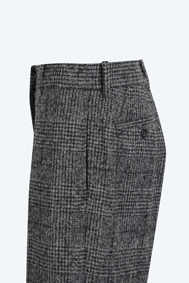 세련된 무드의 여성 울 체크 슬랙스입니다. 가을, 겨울 시즌에 어울리는 긴 기장의 클래식 핏 바지로, 오피스룩과 캐주얼 스타일 모두 소화 가능합니다. 고급스러운 그레이 컬러에 체크 패턴으로 포인트를 더하여 세련된 룩을 연출합니다. 울 소재 특유의 따뜻함과 부드러운 촉감으로 편안하게 착용할 수 있으며, 셋업으로도 활용 가능하여 활용도가 높습니다. 미니멀하고 시크한 스타일을 즐기는 여성분들께 추천합니다.
