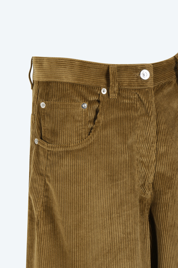 부드러운 촉감의 코듀로이 소재로 제작된 와이드 핏 팬츠입니다. 헤이즐넛과 플럼 두 가지 색상으로 출시되어, 가을, 겨울 시즌에 따뜻하고 포근한 느낌을 선사합니다. 넉넉한 와이드 핏과 탄탄한 원단감으로 편안하면서도 트렌디한 스타일을 연출할 수 있습니다. 출근룩과 모임룩 모두에 활용 가능하며 클래식, 미니멀, 캐주얼 등 다양한 스타일을 소화합니다.

