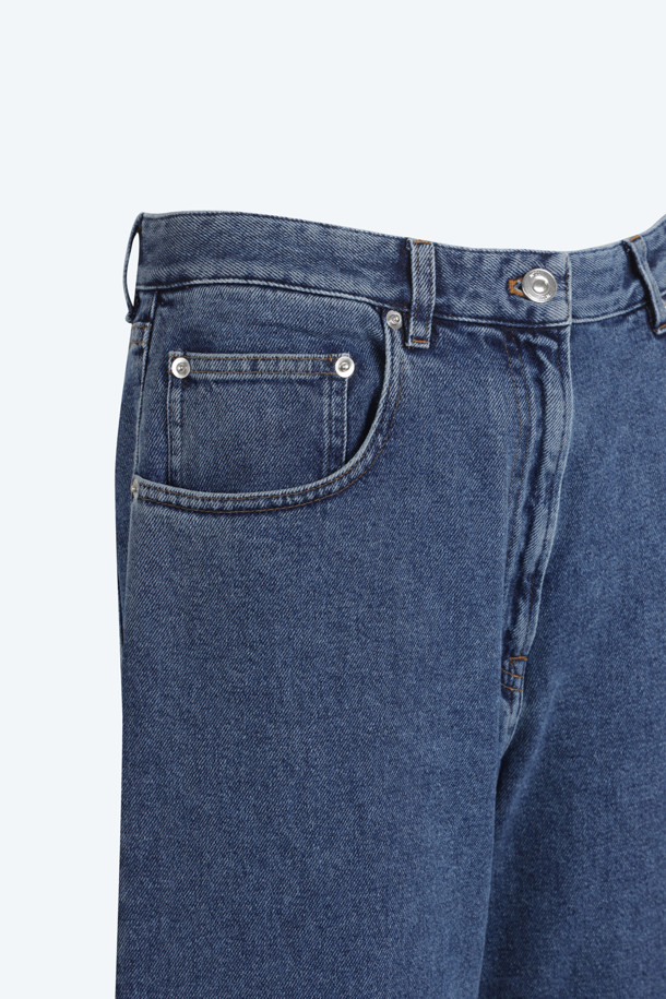 N21 캡슐 컬렉션의 와이드 블루 데님 팬츠입니다. 일상, 데이트룩, 쇼핑룩에 모두 잘 어울리는 베이직 스타일의 여성 의류입니다. 봄, 가을 계절에 적합하며, 캐주얼, 미니멀, 클래식 스타일을 연출할 수 있습니다. 맥시 기장의 와이드핏으로, 데님 소재 특유의 편안함과 멋을 동시에 느낄 수 있습니다. 무지 디자인으로 어떤 상의와도 쉽게 매치하여 다양한 스타일을 연출할 수 있습니다.
