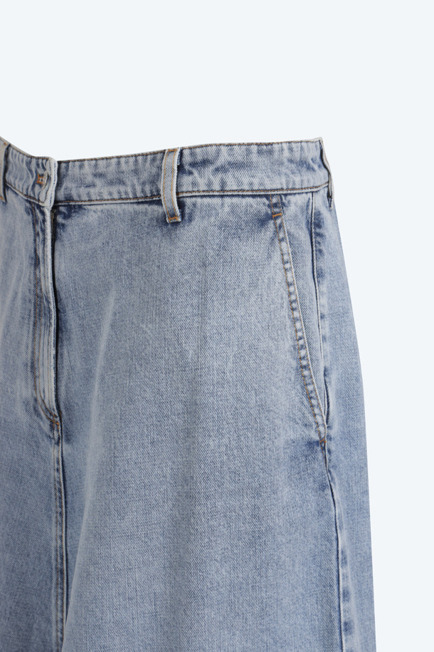 캐주얼한 무드의 여성 배기 데님 팬츠입니다. 라이트 블루, 블랙, 그레이 3가지 색상으로 출시되어 다양한 상의와 매치하기 좋습니다. 무릎 기장의 무지 디자인으로, 봄, 여름 시즌에 시원하게 착용할 수 있습니다. 동네 마실룩, 여행룩, 휴가룩 등 편안한 스타일링을 연출해보세요. 배기핏으로 활동성을 높인 데일리 팬츠입니다.
