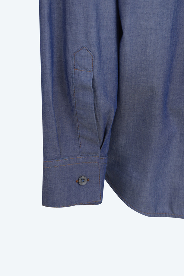 부드러운 샴브레이 소재의 여성 셔츠입니다. 데이트룩, 카페룩에 어울리며 미니멀, 캐주얼, 클래식 스타일을 연출할 수 있습니다. 여유 있는 오버핏으로 편안한 착용감을 선사하며, 포켓 디테일이 돋보입니다. 긴 소매 기장으로 다양한 스타일링이 가능하며, 아우터로도 활용할 수 있습니다. 무지 디자인으로 어떤 옷에도 매치하기 용이합니다.
