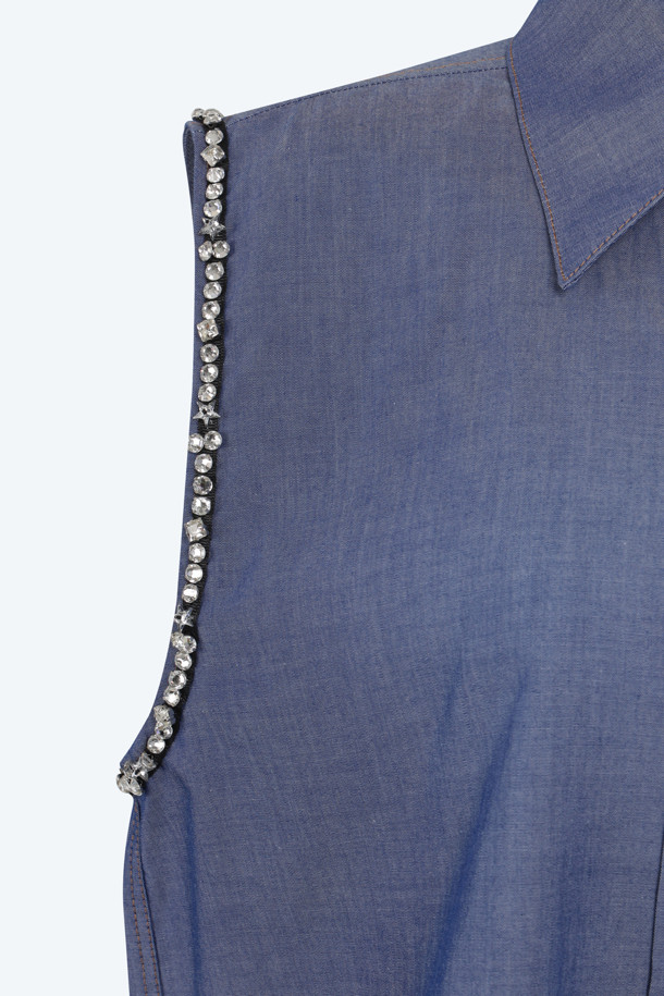 시원한 블루 컬러의 샴브레이 소재로 제작된 여성 슬리브리스 셔츠입니다. 셔츠 칼라와 레귤러핏 디자인으로 모던하면서도 클래식한 무드를 연출합니다. 얇은 두께감으로 여름철에도 시원하게 착용 가능하며, 부드러운 촉감이 특징입니다. 버튼업 스타일과 주얼라인 디테일이 더해져 데이트룩이나 휴가룩 등 다양한 TPO에 활용하기 좋습니다. 미니멀, 클래식, 캐주얼 스타일을 즐겨 입는 여성분들께 추천합니다.
