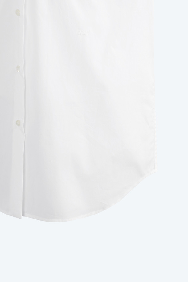 우아한 무드의 여성 우븐 카라 셔츠입니다. 부드러운 면 소재의 레귤러핏 긴소매 셔츠로, 차이나칼라 디자인과 얇은 두께로 봄, 여름에 시원하게 착용할 수 있습니다. 화이트 컬러에 무지 패턴으로 어떤 스타일에도 잘 어울리며, 포켓 디테일과 주얼리 장식이 포인트입니다. 데이트룩, 카페룩, 모임룩 등 다양한 TPO에 클래식, 미니멀, 걸리시 스타일로 연출해보세요.
