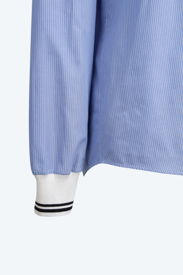 **스트라이프 카라 셔츠**

블루와 화이트 컬러의 스트라이프 패턴으로 시원한 느낌을 주는 여성용 카라 셔츠입니다. 봄, 여름 시즌에 적합하며, 레귤러핏과 얇은 두께감으로 편안하게 착용할 수 있습니다. 베이직한 디자인에 카라와 소매 부분의 스트라이프 디테일과 핫픽스 장식이 포인트입니다. 데이트룩, 카페룩 등 다양한 TPO에 맞춰 클래식, 미니멀, 캐주얼 스타일을 연출해보세요. 면 소재의 긴소매 셔츠로, 데일리 아이템으로 활용하기 좋습니다.
