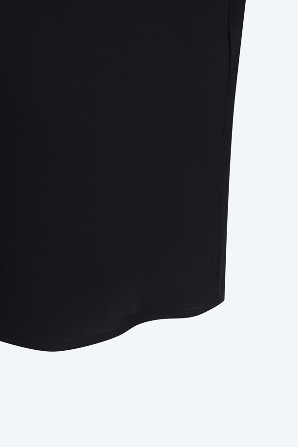 우아한 무드의 블랙 스카프 블라우스입니다. 넥 라인의 핫픽스 장식으로 고급스러움을 더했으며, 투웨이 연출이 가능하여 다양한 스타일을 연출할 수 있습니다. 봄, 가을에 적합하며, 레귤러 핏과 긴소매 디자인으로 편안하게 착용할 수 있습니다. 데이트룩, 오피스룩, 모임룩 등 다양한 TPO에 활용하여 클래식, 미니멀, 시크한 스타일을 연출해보세요. 무지 디자인으로 어떤 하의와도 잘 어울립니다.
