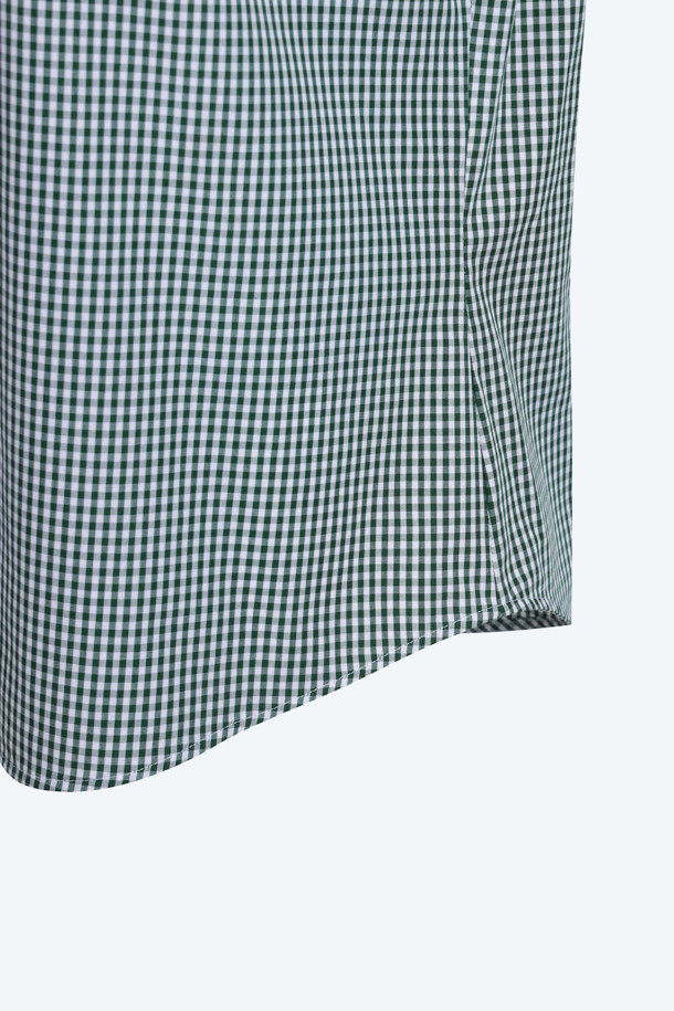 클래식한 매력의 스카프 블라우스입니다. 세련된 체크 패턴과 레귤러핏으로, 봄, 가을에 데이트룩, 오피스룩, 모임룩 등 다양한 TPO에 활용하기 좋습니다. 넥 라인의 핫픽스 장식이 은은한 포인트를 더하며, 투웨이 연출이 가능하여 다채로운 스타일을 연출할 수 있습니다. 긴 소매로 우아함을 더하고, 스카프 네크라인이 여성스러운 분위기를 자아냅니다. 그린, 화이트 두 가지 색상으로 출시되어, 취향에 맞게 선택할 수 있습니다.
