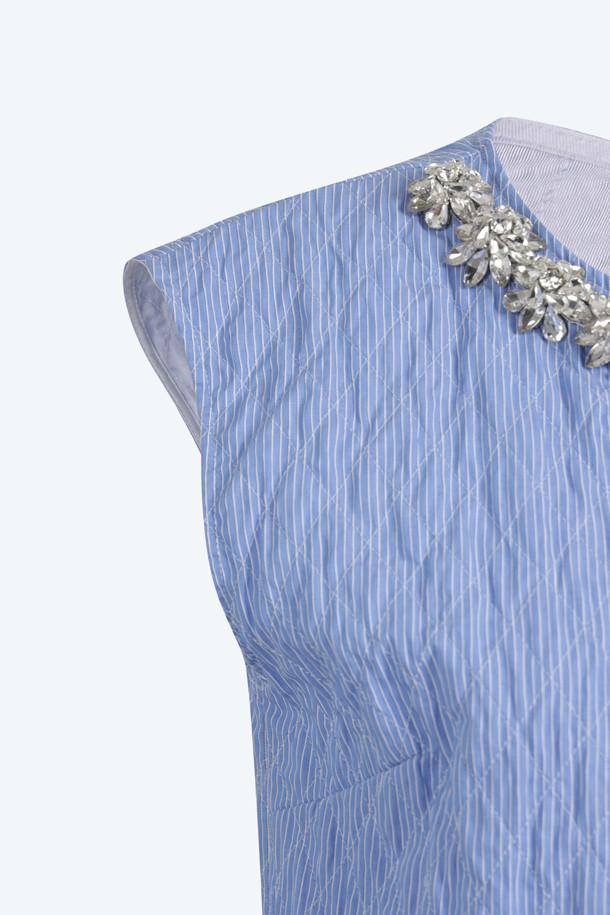 세련된 무드의 주얼 슬리브리스 블라우스입니다. 넥 라인에 주얼과 비즈 장식이 더해져 엘레강스한 분위기를 연출합니다. 블루 컬러의 무지 디자인으로 다양한 스타일링에 활용하기 좋으며, 데일리룩, 데이트룩, 모임룩에 모두 잘 어울립니다. 크롭 기장과 민소매 디자인으로 시원하고 여성스러운 느낌을 줍니다. 클래식, 미니멀, 로맨틱 스타일을 즐겨 입는 여성분들께 추천합니다.
