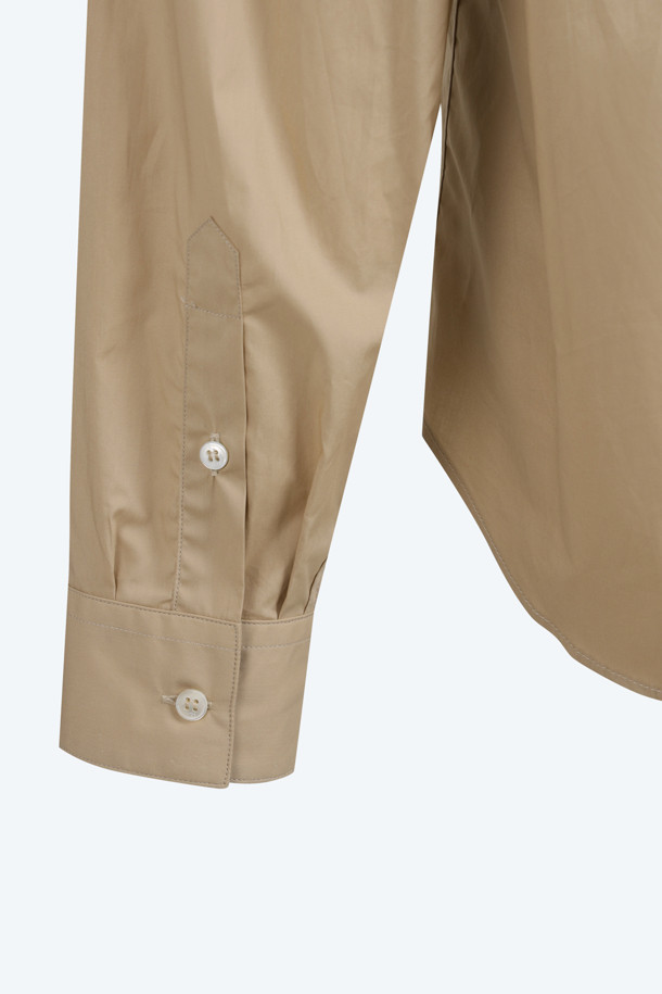 **주얼라인 셔츠**는 여성스러운 분위기를 연출하는 면 소재의 셔츠입니다. 베이직하면서도 클래식한 스타일로, 봄, 여름, 가을 시즌에 활용하기 좋습니다. 차이나칼라와 긴 소매, 레귤러핏으로 제작되었으며, 얇은 두께감으로 편안하게 착용할 수 있습니다. 주얼라인 디테일이 더해져 특별함을 더하며, 데이트룩, 카페룩, 오피스룩 등 다양한 TPO에 어울립니다. 미니멀하고 캐주얼한 스타일을 즐기는 분들께 추천합니다.
