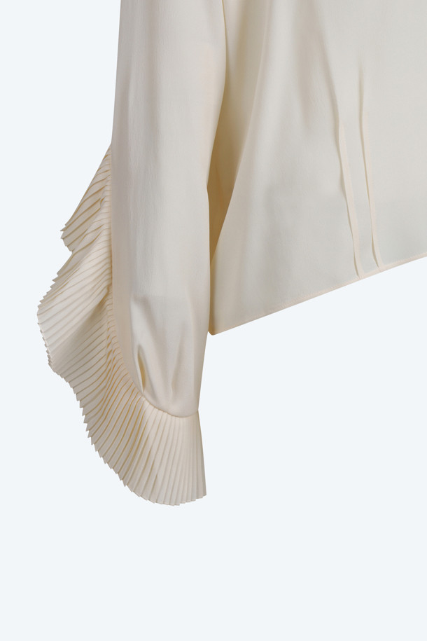 우아하고 페미닌한 무드의 아이보리 컬러 프릴 블라우스입니다. 실크 혼방 소재로 제작되어 부드러운 촉감을 선사하며, 브이넥 디자인과 크롭 기장으로 여성스러운 실루엣을 강조합니다. 긴 소매와 프릴 디테일이 특징이며, 데이트룩, 카페룩, 모임룩 등 다양한 TPO에 활용하기 좋습니다. 클래식, 미니멀, 로맨틱 스타일을 즐겨 입는 여성분들께 추천하는 제품입니다. 봄, 여름 시즌에 잘 어울리는 아이템입니다.
