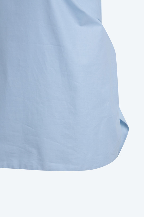 **코튼 슬리브리스 셔츠**

부드러운 면 소재로 제작되어 여름철 시원하게 착용하기 좋은 코튼 슬리브리스 셔츠입니다. 라운드넥 디자인에 레귤러핏으로, 여성스러운 실루엣을 연출합니다. 화이트, 스카이블루, 블랙 세 가지 컬러로 출시되어 다양한 스타일에 매치하기 용이합니다. 앞, 뒤 리본 디테일로 페미닌한 무드를 더하여 데이트룩, 카페룩, 여행룩 등 다양한 TPO에 활용 가능합니다. 미니멀, 클래식, 로맨틱 스타일을 즐기는 분들께 추천합니다.
