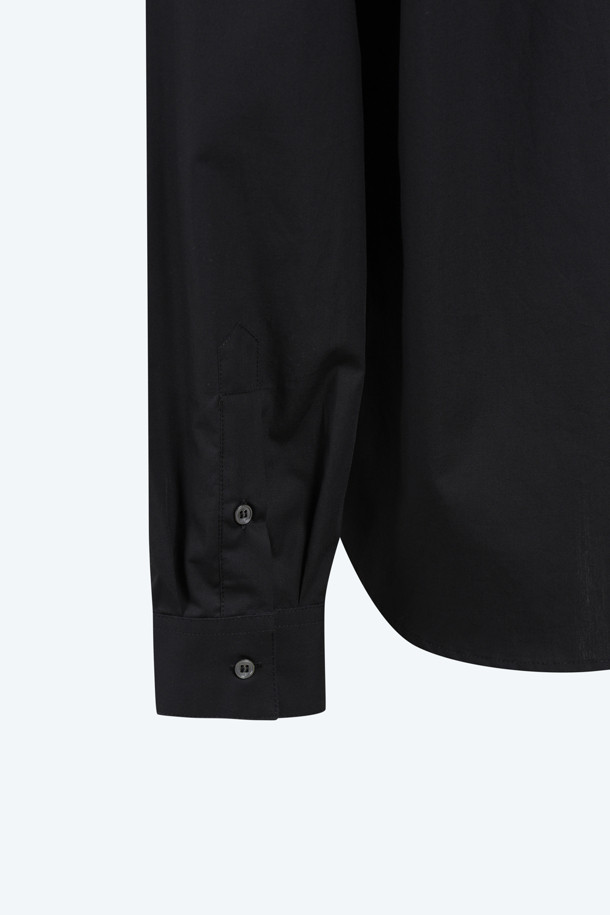 세련된 여성의 스타일을 완성해 줄 코튼 프릴 블라우스입니다. 부드러운 면 소재로 제작되어 편안한 착용감을 선사하며, 봄, 여름 시즌에 적합한 얇은 두께감으로 시원하게 즐길 수 있습니다. 블랙 색상에 라운드넥과 긴 소매, 레귤러핏으로 디자인되어 페미닌한 무드를 연출합니다. 프릴 디테일이 돋보이는 이 블라우스는 데이트룩, 모임룩 등 다양한 TPO에 활용 가능하며, 클래식, 미니멀, 로맨틱 스타일을 즐기는 분들께 추천합니다.
