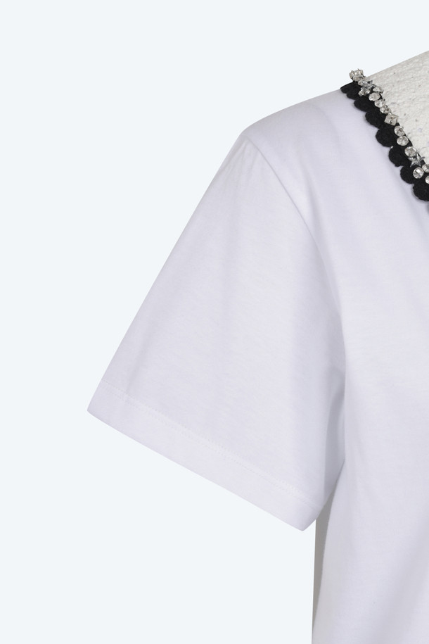 N21 캡슐 컬렉션의 폴로 카라 티셔츠입니다. 클래식하고 페미닌한 무드의 여성 의류로, 봄, 여름 시즌에 착용하기 좋습니다. 네이비와 화이트 두 가지 색상으로 출시되었으며, 부드러운 면 소재로 제작되어 편안한 착용감을 선사합니다. 레귤러 핏과 반소매 디자인으로, 데이트룩, 카페룩, 모임룩 등 다양한 TPO에 활용 가능합니다. 주얼 장식 또는 자수가 포인트로 더해져 미니멀하면서도 세련된 스타일을 연출할 수 있습니다.
