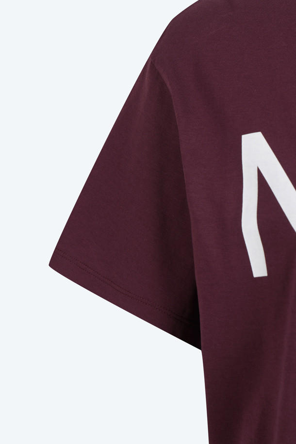 버건디 컬러의 로고 하프슬리브 티셔츠입니다. 면 소재로 제작되어 봄, 여름 시즌에 시원하게 착용 가능합니다. 미니멀한 스타일에 크롭 기장으로 트렌디함을 더했으며, 라운드넥 디자인으로 깔끔한 핏을 선사합니다. 데이트룩, 카페룩 등 다양한 TPO에 활용하기 좋고, 캐주얼, 클래식 스타일을 모두 소화할 수 있습니다. N21 브랜드 로고 프린팅으로 포인트를 더했습니다.
