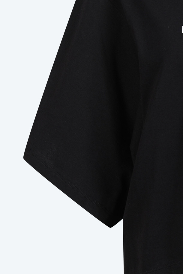 블랙 컬러의 남녀 공용 프린팅 티셔츠입니다. 봄, 여름 시즌에 어울리는 면 소재의 오버핏 반소매 티셔츠로, 캐주얼한 스타일을 연출하기 좋습니다. 라운드넥 디자인에 레터링 및 프린팅 무늬가 돋보이며, '동네 마실룩'이나 '여행룩'에 활용하기 좋습니다. 캐주얼, 미니멀, 스트리트 스타일을 즐겨 입는 분들께 추천하며, N21 Pre Collection 제품입니다.
