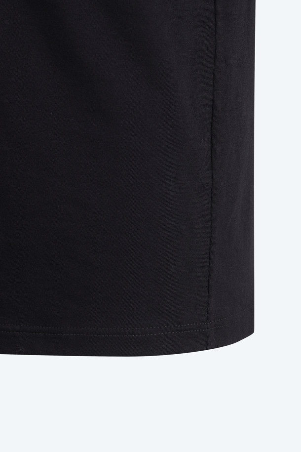 **빅플라워 티셔츠**

여성스러운 매력을 돋보이게 해줄 빅플라워 티셔츠입니다. 페미닌하고 우아한 스타일을 연출하며, 오프숄더 디자인으로 쇄골 라인을 드러내 여성스러운 분위기를 더합니다. 크롭 기장으로 다리가 길어 보이는 효과를 주며, 봄, 여름 시즌에 시원하게 착용할 수 있습니다. 데이트룩, 카페룩, 모임룩 등 다양한 TPO에 활용 가능하며, 로맨틱, 미니멀, 클래식한 스타일을 즐겨 입는 분들께 추천합니다. 특히, 리본 디테일이 더해져 사랑스러운 포인트를 더했습니다.
