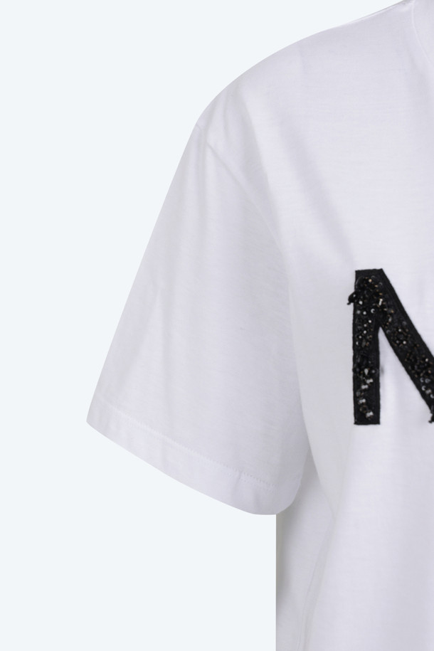 비즈 로고 하프 슬리브 티셔츠는 여성 의류로, 미니멀하고 베이직한 스타일을 추구하는 분들을 위한 아이템입니다. 봄, 여름 시즌에 적합하며, 라운드넥에 레귤러핏으로 편안하게 착용할 수 있습니다. 화이트와 블랙 두 가지 색상으로 출시되어, 데이트룩, 쇼핑룩 등 다양한 TPO에 매치하기 좋습니다. 심플한 디자인에 비즈, 크리스탈 장식이 더해져 포인트를 주며, 데님이나 스커트 등 어떤 아이템과도 쉽게 어울립니다. 하프 슬리브 소매 기장으로 시원하게 착용할 수 있습니다.
