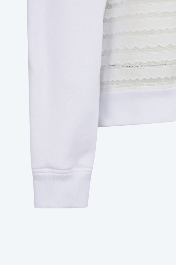 N21 Capsule Collection의 레이스 스웻셔츠입니다. 여성 의류로, 봄, 가을에 착용하기 좋습니다. 우아하고 모던한 스타일을 연출하며, 데이트룩, 카페룩, 모임룩에 잘 어울립니다. 화이트와 네이비 두 가지 컬러로 출시되었으며, 레귤러핏에 얇은 두께감으로 편안하게 착용 가능합니다. 섬세한 얇은 레이스 디테일과 엠브로이더리 장식이 돋보이는 라운드넥 긴소매 스웻셔츠입니다.
