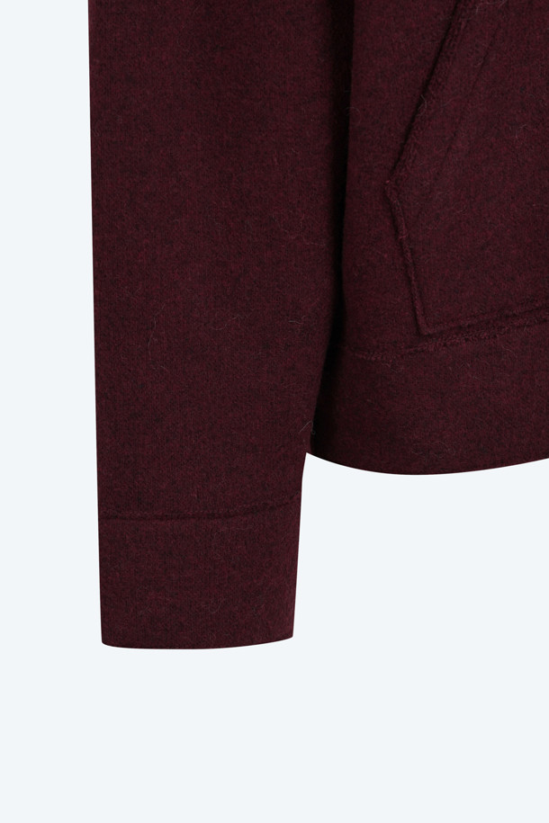 부드러운 촉감의 울 혼방 소재로 제작된 오버핏 후드 집업입니다. 톤 다운된 버건디 컬러로 캐주얼하면서도 미니멀한 스타일을 연출하며, 가을과 겨울철 데일리룩, 집콕룩, 산책룩에 활용하기 좋습니다. 두꺼운 두께감과 긴 소매 기장으로 보온성을 높였으며, 크롭 기장으로 트렌디함을 더했습니다. 무지 디자인에 후드 디테일로 베이직한 매력을 더한, 활용도 높은 아이템입니다.
