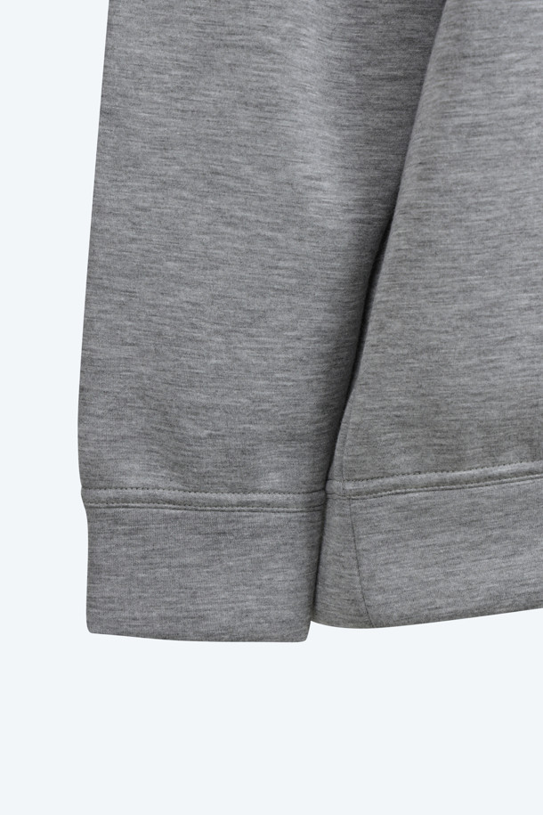 세련된 스타일을 완성할 비즈 로고 스웻셔츠입니다. 부드러운 기모 면 소재로 제작되어 가을, 겨울 시즌 따뜻하고 편안하게 착용할 수 있습니다. 베이직한 디자인에 N21 로고와 비즈 장식이 더해져 캐주얼, 미니멀, 클래식 스타일을 연출하기 좋습니다. 라운드넥과 긴소매, 크롭 기장으로 유행을 타지 않고 데일리하게 즐길 수 있는 아이템입니다. 그레이, 블랙 두 가지 색상으로 출시되어 취향에 맞게 선택 가능합니다.
