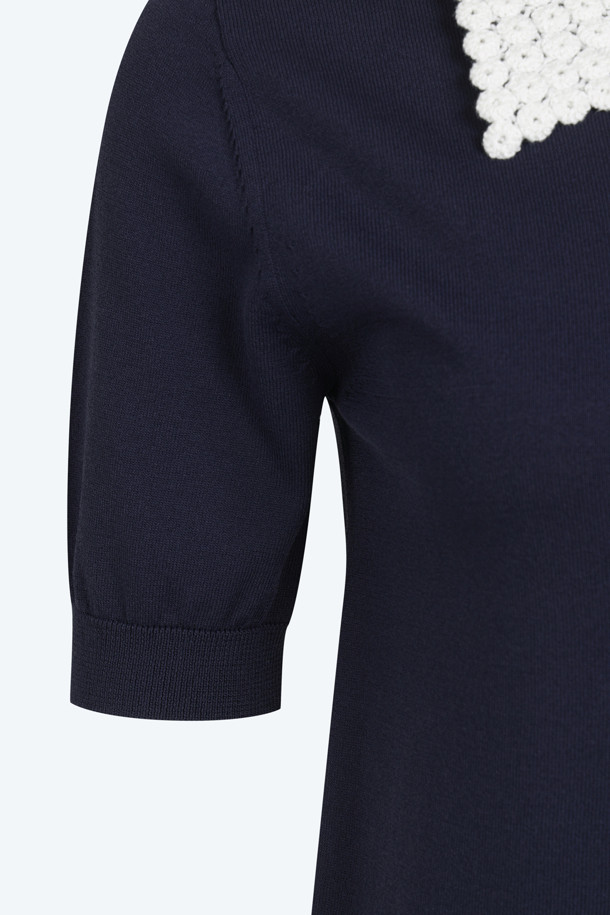 네이비 컬러의 레이스 폴로 니트입니다. 부드러운 비스코스 혼방 소재와 울 소재로 제작되어 봄, 가을에 착용하기 좋습니다. 로맨틱하고 모던한 무드를 연출하며, 레귤러핏과 반소매 기장으로 편안하게 착용할 수 있습니다. 레이스 칼라와 포켓, 메탈 버튼 디테일이 돋보이며, 데이트룩, 카페룩, 모임룩 등 다양한 TPO에 활용 가능합니다. N21 캡슐 컬렉션으로, 클래식, 로맨틱, 미니멀 스타일을 즐기는 여성분들께 추천합니다.
