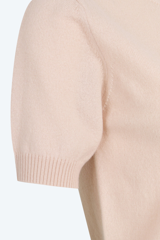 레이스 엠브로이더리 니트는 여성스러운 스타일을 연출하는 크롭 기장의 반소매 니트입니다. 울 혼방 소재로 제작되어 부드러운 촉감을 선사하며, 얇은 두께감으로 봄, 가을에 활용하기 좋습니다. 블랙과 핑크 두 가지 색상으로 출시되었으며, 라운드넥 디자인에 레이스 엠브로이더리 패치 디테일이 더해져 우아하고 페미닌한 분위기를 자아냅니다. 데이트룩, 카페룩, 모임룩 등 다양한 TPO에 어울리며, 클래식, 로맨틱, 미니멀 스타일을 즐기는 분들께 추천합니다. 가디건과 셋업으로도 연출 가능합니다.
