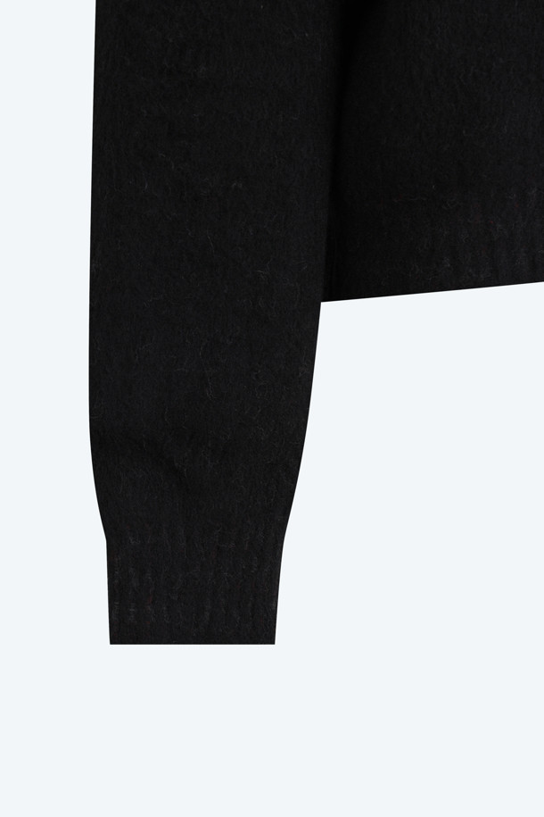 세련된 데이트룩과 카페룩을 완성하는 여성용 브이넥 크롭 풀오버 니트입니다. 봄, 가을 시즌에 어울리는 베이직 스타일의 블랙 컬러 무지 디자인으로, 레귤러핏으로 편안하게 착용 가능합니다. 긴 소매와 리버서블 디자인으로 다양한 연출이 가능하며, 니트 소재 특유의 부드러운 촉감을 선사합니다. 미니멀, 클래식, 캐주얼 등 어떤 스타일에도 잘 어울리는 활용도 높은 아이템입니다.
