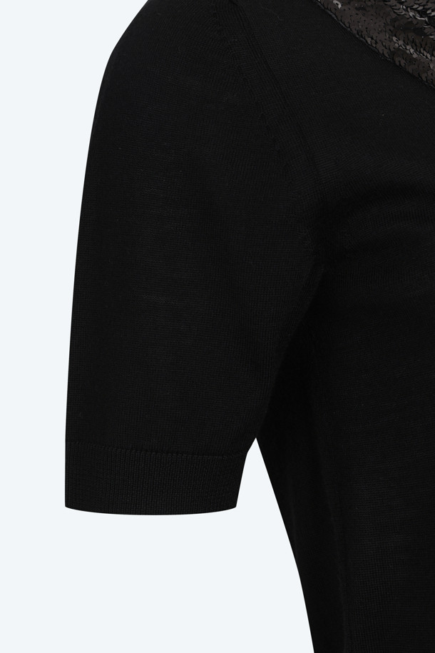 블랙 컬러의 시퀸 디테일 니트입니다. 부드러운 촉감의 버진울 소재로 제작되어 봄, 가을에 착용하기 적합합니다. 라운드넥 레귤러핏 디자인에 얇은 두께감으로 편안하게 착용 가능하며, 엘레강스한 스타일을 연출해 줍니다. 데이트룩, 모임룩, 오피스룩 등 다양한 TPO에 활용 가능하며, 클래식, 미니멀, 시크 스타일에 잘 어울립니다. 가디건과 함께 셋업 스타일링도 가능합니다.
