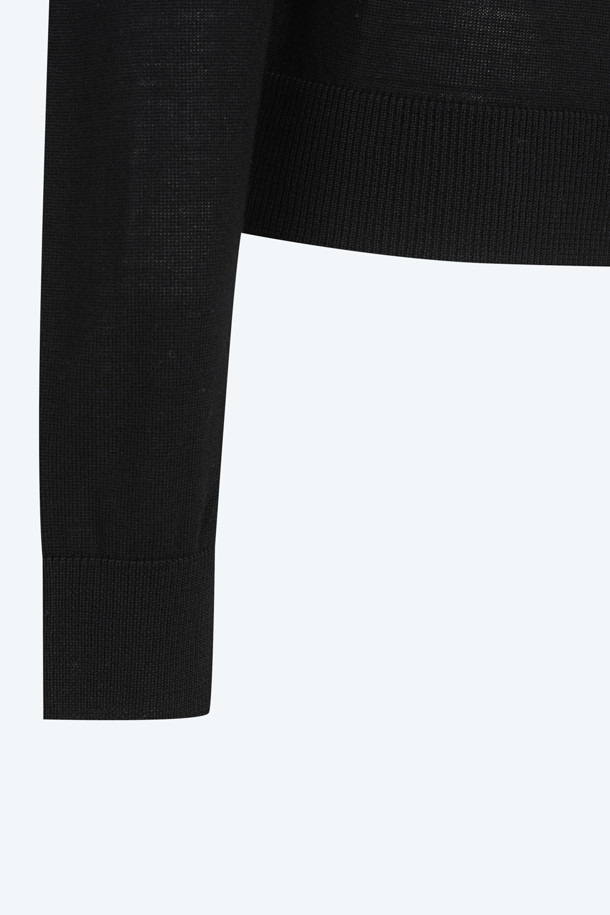 **로고택 터틀넥 니트**

블랙 컬러의 로고택 터틀넥 니트입니다. 버진울 100% 소재로 제작되어 부드러운 촉감을 선사하며, 가을, 겨울 시즌에 따뜻하게 착용할 수 있습니다. 레귤러핏으로 편안한 착용감을 제공하며, 두꺼운 두께감으로 보온성을 높였습니다. 가슴 위 스몰 로고택 디테일이 돋보이며, 미니멀, 베이직 스타일을 연출하기 좋습니다. 가디건과 함께 셋업 스타일링으로도 활용 가능하여 겨울 데일리룩, 모임룩, 오피스룩 등 다양한 TPO에 매치할 수 있습니다.
