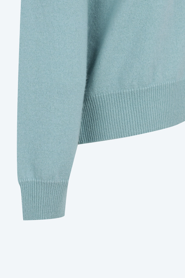 로고택 크루넥 니트는 버진울 100% 소재로 제작되어 부드러운 촉감과 뛰어난 보온성을 자랑합니다. 봄, 가을에 어울리는 넉넉한 핏의 긴소매 니트로, 베이직하고 미니멀한 스타일을 연출합니다. 가슴 위 스몰 로고택 디테일이 은은한 포인트를 더하며, 민트 색상으로 산뜻함을 더했습니다. 카페룩, 가을 나들이룩 등 다양한 TPO에 활용할 수 있으며, 미니멀, 클래식, 캐주얼 스타일을 즐겨 입는 분들께 추천합니다.
