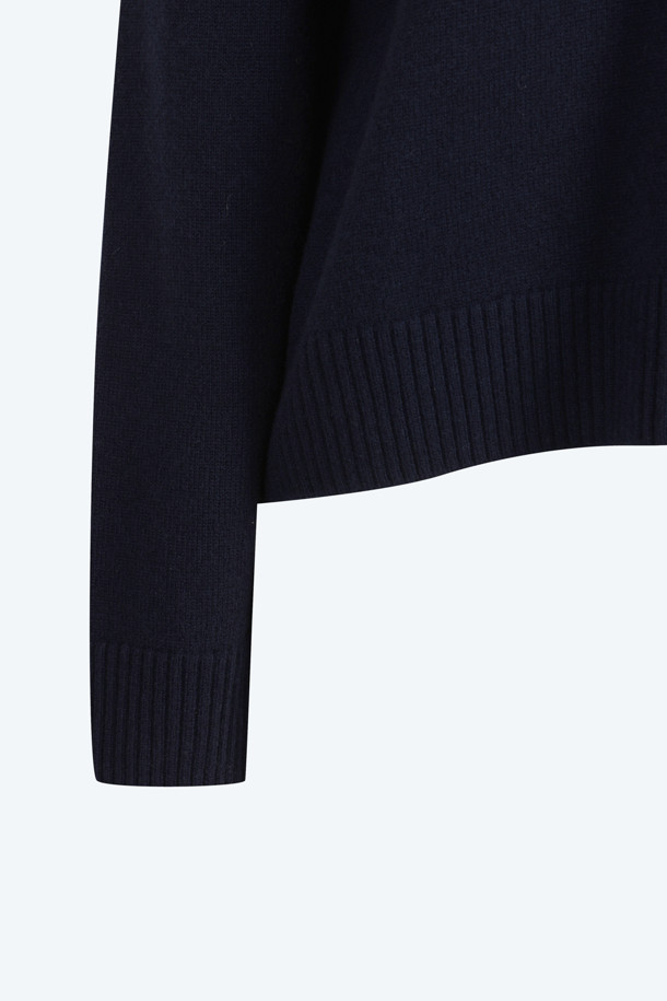 네이비와 초록, 두 가지 색상으로 만나볼 수 있는 폴로 카라 오버 니트입니다. 울 100% 소재로 제작되어 부드러운 촉감과 뛰어난 보온성을 자랑하며, 가을, 겨울에 따뜻하게 착용하기 좋습니다. 손등을 덮는 긴 소매와 여리여리한 실루엣을 연출해 주는 오버핏 디자인으로, 모던하고 베이직한 스타일을 완성합니다. 일상, 카페, 모임 등 다양한 TPO에 활용하기 좋으며, 클래식, 미니멀, 캐주얼 스타일을 즐겨 입는 여성분들께 추천합니다.
