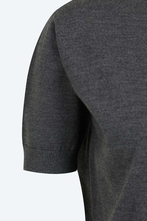 **울 크롭 하프슬리브 니트**는 여성용 상의로, 멜란지 그레이와 블랙 두 가지 색상으로 제공됩니다. 봄, 가을, 겨울 계절에 적합하며, 베이직한 스타일을 추구하는 분들께 이상적입니다. 울 소재로 제작되어 부드러운 촉감을 선사하며, 라운드넥과 크롭 기장, 하프 슬리브 디자인으로 세련된 실루엣을 연출합니다. 이너 또는 단독으로 착용 가능하여 다양한 스타일을 연출할 수 있는 활용도 높은 아이템입니다.
