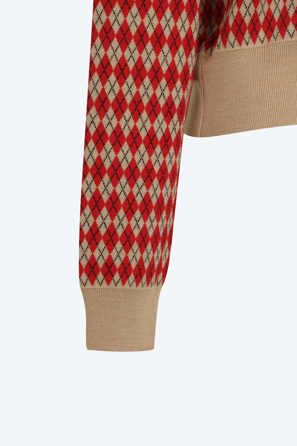 레드 아가일 폴로 니트는 클래식한 무드의 여성용 니트/스웨터입니다. 가을, 겨울 시즌에 어울리는 두꺼운 울 소재로 제작되어 부드러운 촉감을 선사하며, 크롭 기장과 레귤러핏으로 편안하게 착용 가능합니다. 아가일 패턴과 카라 디테일, 긴 소매, 폴로넥 디자인이 특징이며, 데이트룩, 모임룩, 출근룩 등 다양한 TPO에 활용할 수 있습니다. 미니멀, 캐주얼 스타일을 즐겨 입는 분들께 추천합니다.
