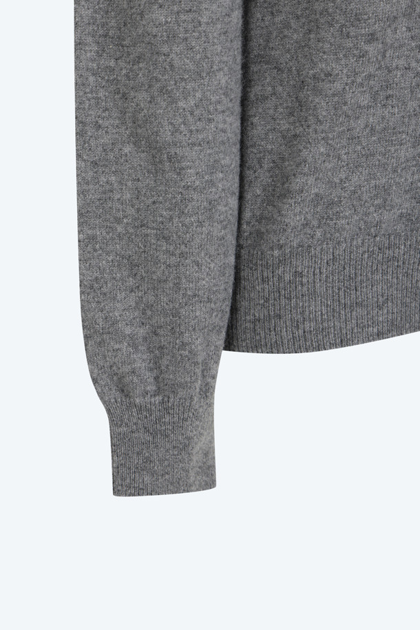 캐시미어(Cashmere) 크루넥 니트는 여성스러운 매력을 더하는 상의입니다. 가을, 겨울 시즌에 어울리는 부드러운 촉감의 캐시미어 100% 소재로 제작되어 보온성을 선사합니다. 파스텔 옐로우, 핑크, 그레이 세 가지 컬러로 출시되어 다양한 겨울 데일리룩에 활용하기 좋습니다. 레귤러 핏에 긴 소매 기장으로, 모던하고 베이직한 스타일을 연출하며 클래식, 미니멀 룩에 잘 어울립니다. 크루넥 디자인으로 깔끔하고 세련된 분위기를 더해줍니다.
