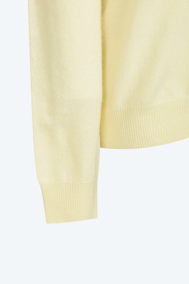 부드러운 캐시미어 소재로 제작된 여성용 크루넥 니트입니다. 가을, 겨울 시즌에 활용하기 좋은 두꺼운 두께감으로 보온성을 높였으며, 레귤러핏으로 편안하게 착용 가능합니다. 파스텔 옐로우, 핑크, 그레이 세 가지 컬러로 만나볼 수 있으며, 베이직한 디자인으로 겨울 데일리룩, 집콕룩, 카페룩 등 다양한 TPO에 매치하기 좋습니다. 클래식, 미니멀, 캐주얼 스타일을 즐겨 입는 분들에게 추천하는 무지 니트입니다. 캐시미어 100% 소재로 부드러운 촉감을 선사합니다.
