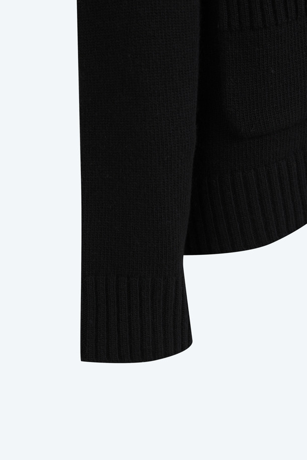 부드러운 앙고라와 버진울 소재로 제작된 여성용 블랙 가디건입니다. 가을과 겨울, 일상에서 클래식하고 엘레강스한 스타일을 연출하기 좋습니다. 라운드넥에 긴 소매, 두꺼운 두께감으로 포근함을 더하며, 오버핏 실루엣과 주얼 버튼 디테일이 특징입니다. 데이트룩, 모임룩, 소개팅룩 등 다양한 TPO에 미니멀하고 시크한 스타일을 완성해 보세요.
