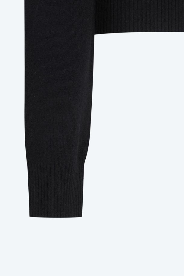 우아하고 모던한 분위기를 연출하는 레이스 엠브로이더리 가디건입니다. 봄, 가을에 어울리는 얇은 두께감의 울 혼방 소재로 제작되어 부드럽고 편안한 착용감을 선사합니다. 섬세한 레이스 엠브로이더리 패치 디테일이 특징이며, 라운드넥 디자인으로 여성스러운 실루엣을 강조합니다. 데이트룩, 카페룩, 모임룩 등 다양한 TPO에 활용 가능하며, 클래식, 미니멀 또는 로맨틱 스타일을 즐겨 입는 여성분들께 추천합니다. 반팔 니트 셋업과 함께 매치하여 더욱 스타일리시하게 연출할 수 있습니다. 블랙과 그레이 두 가지 컬러로 만나보세요.
