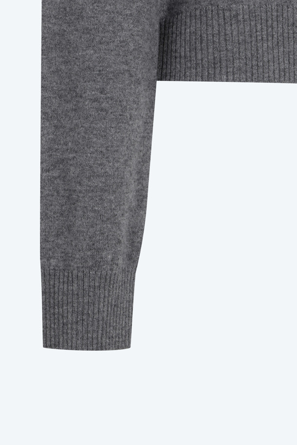 우아한 레이스 엠브로이더리 가디건입니다. 여성용으로, 그레이와 블랙 두 가지 색상으로 출시되어 다양한 스타일에 매치하기 용이합니다. 봄, 가을에 어울리는 얇은 두께의 라운드넥 크롭 기장으로, 부드러운 울 소재가 고급스러운 촉감을 선사합니다. 레이스 엠브로이더리 패치 디테일이 특징이며, 데이트룩, 카페룩, 모임룩 등 엘레강스하고 클래식, 미니멀, 로맨틱한 스타일을 연출하기 좋습니다. 긴 소매와 레귤러핏으로 편안하게 착용할 수 있습니다.
