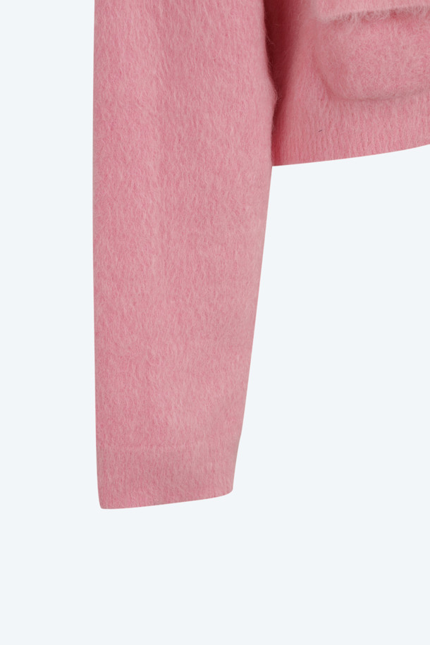 포근하고 우아한 무드의 앙고라 가디건입니다. 부드러운 촉감의 앙고라 소재와 두꺼운 두께감으로 가을, 겨울 시즌 따뜻하게 착용하기 좋습니다. 라운드넥과 크롭 기장, 긴 소매 디자인으로 여성스러운 실루엣을 연출하며, 메탈 버튼 디테일이 고급스러운 포인트를 더합니다. 클래식, 미니멀, 로맨틱 스타일을 즐겨 입는 여성분들께 데이트룩, 모임룩, 겨울 데일리룩으로 추천합니다. 핑크 컬러의 무지 가디건으로 다양한 스타일에 매치하기 용이합니다.
