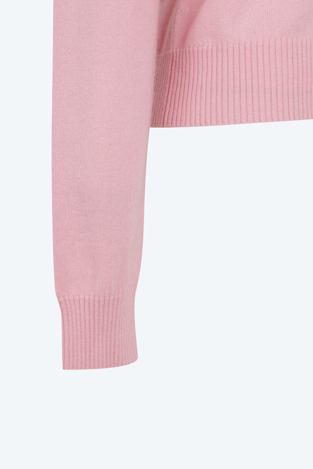 세련된 블랙 컬러의 로고택 가디건입니다. 부드러운 촉감의 버진울 100% 소재로 제작되어 봄, 가을 시즌에 활용하기 좋습니다. 레귤러 핏, 라운드넥 디자인에 가슴 위 스몰 로고택 디테일이 돋보입니다. 데이트룩, 출근룩 등 다양한 TPO에 미니멀, 클래식, 캐주얼 스타일 모두 연출 가능하며, 반팔 니트나 터틀넥 니트와 셋업으로 스타일링하여 세련된 분위기를 더할 수 있습니다.
