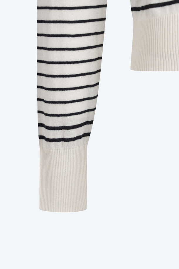 아이보리 컬러의 여성용 스트라이프 가디건입니다. 봄, 가을에 어울리는 크롭 기장의 브이넥 디자인으로, 모던하고 베이직한 스타일을 연출합니다. 긴소매에 스몰 포켓 디테일과 버튼 여밈으로 포인트를 더하여 클래식, 미니멀, 캐주얼 등 다양한 스타일을 소화할 수 있습니다. 데이트룩, 카페룩, 봄 소풍룩에 매치하여 세련된 분위기를 낼 수 있는 아이템입니다.
