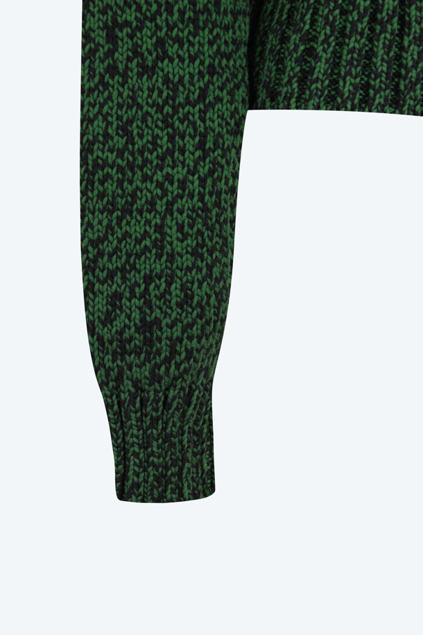 부드러운 촉감이 돋보이는 멀티 그린 스웨터입니다. 고급스러운 스타일과 미니멀한 디자인으로 모임룩에 적합합니다. 비스코스와 폴리아미드 혼방 소재로 제작되어 편안한 착용감을 선사하며, 신축성이 있어 활동성을 높였습니다. 긴 소매 기장으로 간절기부터 겨울까지 폭넓게 활용 가능하며, 그린 컬러가 세련된 분위기를 더합니다.
