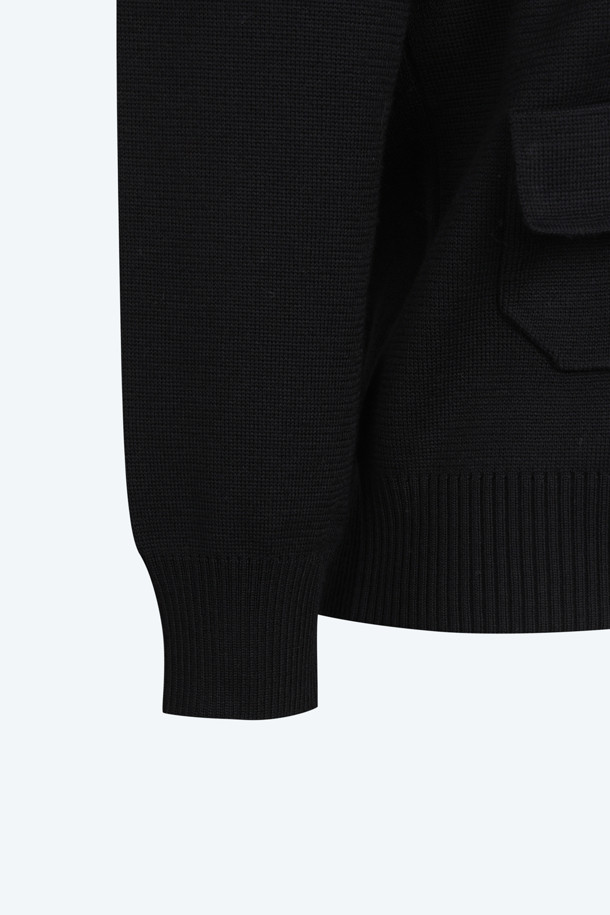 **라운드 버튼 가디건**

부드러운 울 소재의 라운드넥 가디건으로, 멜란지 그레이와 블랙 두 가지 색상으로 만나보실 수 있습니다. 도톰한 두께감과 긴 소매 기장으로 가을, 겨울철 따뜻하게 착용하기 좋습니다. 베이직한 디자인과 레귤러핏으로 다양한 이너와 레이어드하여 클래식, 미니멀, 캐주얼 등 폭넓은 스타일을 연출할 수 있습니다. 특히 출근룩에 활용하기 좋으며, 버튼 여밈 방식으로 간편하게 착용할 수 있습니다.
