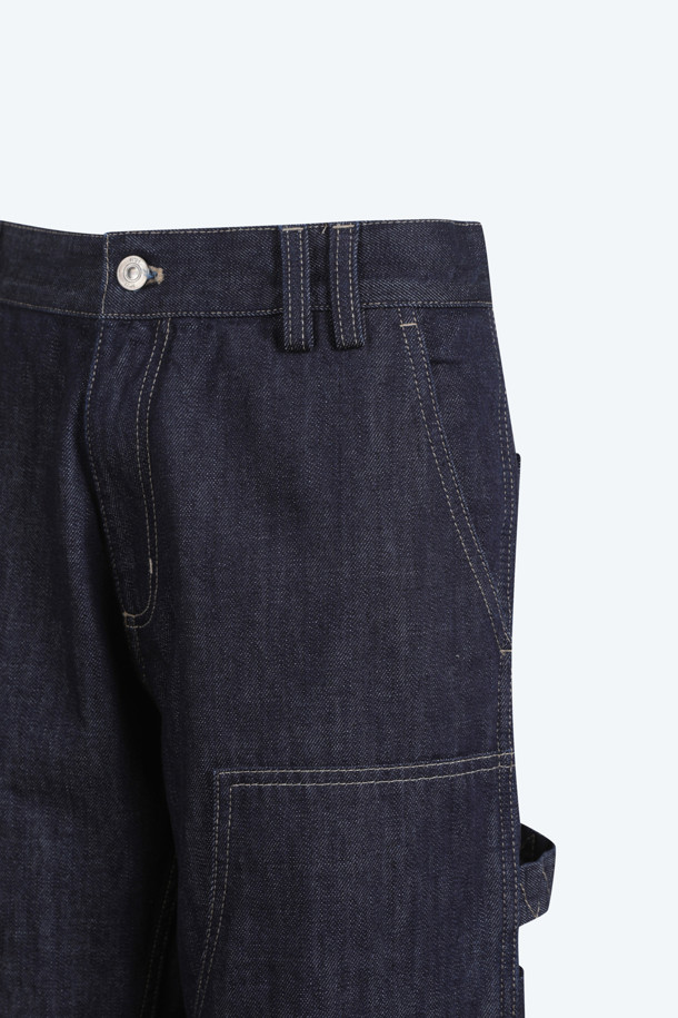 남성용 배기 데님입니다. 은은한 워싱이 돋보이는 인디고 컬러로, 사계절 내내 활용하기 좋은 아이템입니다. 데님 소재 특유의 탄탄함과 루즈핏, 배기핏의 편안한 착용감이 특징입니다. 캐주얼, 미니멀, 시티보이 스타일을 즐겨 입는 분들께 추천하며, 동네 마실룩이나 여행룩으로 손색없습니다. 무지 디자인으로 어떤 상의와도 쉽게 매치할 수 있습니다.
