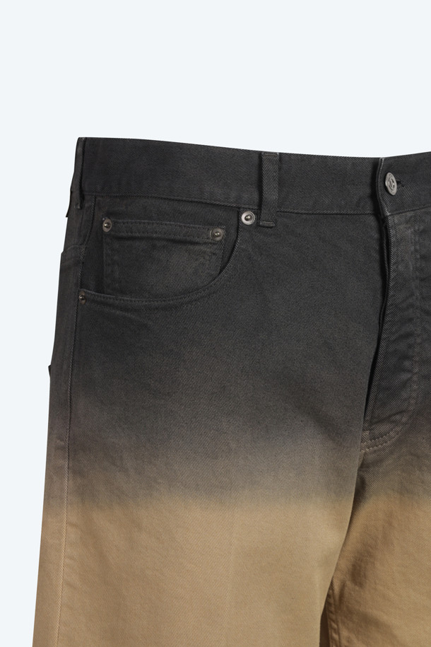 그라데이션 쇼츠 (Men)는 여름철 캐주얼 스타일을 완성해 줄 남성용 반바지입니다. 부드러운 면 소재로 제작되어 쾌적한 착용감을 선사하며, 동네 마실룩, 휴가룩, 여름 바캉스룩 등 다양한 TPO에 활용하기 좋습니다. 블랙, 베이지, 그라데이션 컬러 옵션으로 출시되어, 미니멀하고 리조트 분위기를 연출할 수 있습니다. 99% 코튼 함유로 편안함과 스타일을 동시에 잡은 아이템입니다.
