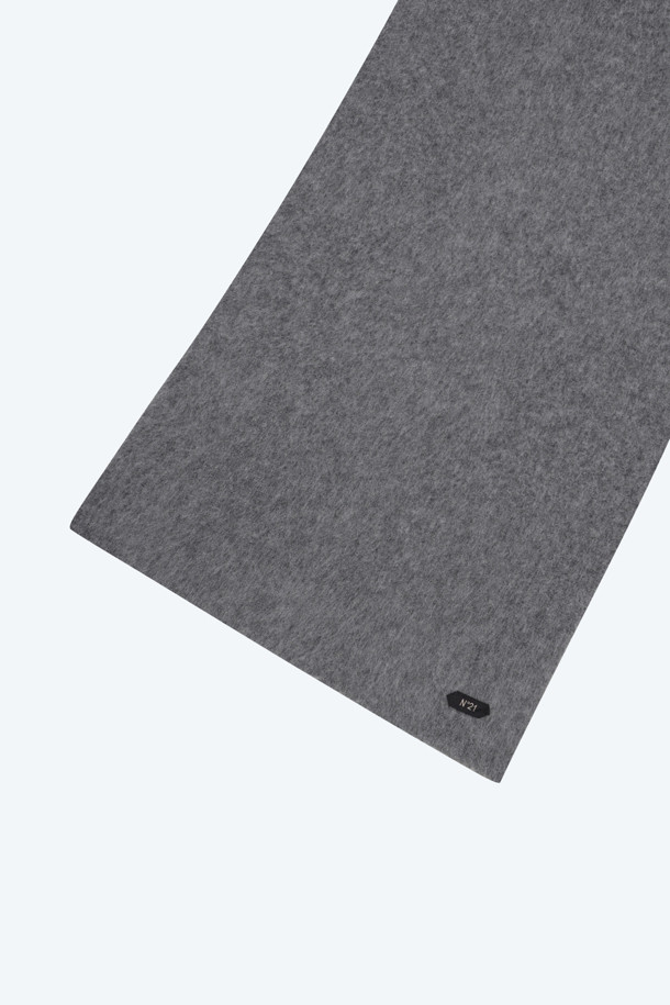 가을, 겨울 시즌을 위한 리버서블 머플러입니다. 부드러운 버진울 소재로 제작되어 포근한 착용감을 선사하며, 두꺼운 두께감으로 보온성을 높였습니다. 그레이 컬러 바탕에 스트라이프 패턴이 더해져 베이직하면서도 세련된 스타일을 연출합니다. 양면 사용이 가능한 리버서블 디자인으로, 하나의 머플러로 다양한 스타일을 연출할 수 있어 활용도가 높습니다. 겨울 데일리룩, 산책룩 등 캐주얼, 클래식, 미니멀 스타일을 즐겨 입는 분들께 추천합니다.
