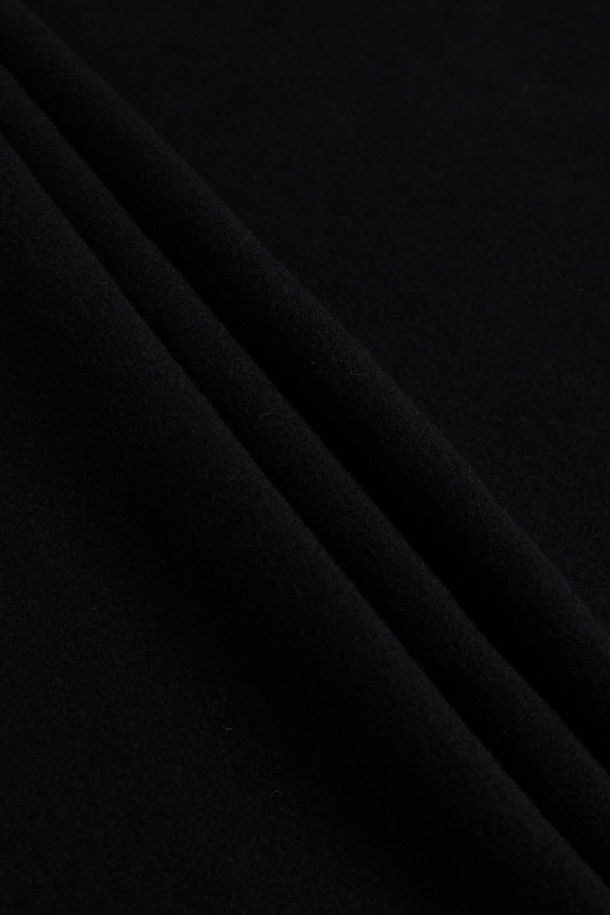 미니멀한 스타일의 쁘띠 머플러입니다. 울 소재로 제작되어 가을, 겨울철 데일리룩에 따뜻함을 더해줍니다. 핑크와 블랙 두 가지 색상으로 출시되었으며, 로고 패턴과 로고 택 디자인이 특징입니다. N21 Pre Collection 제품으로, 클래식한 무드를 연출하기 좋습니다.
