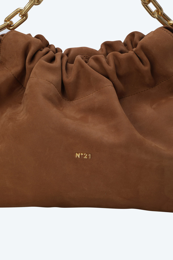 세련된 분위기를 연출하는 EVA 레더 백입니다. 부드러운 레더(가죽) 소재에 브라운 컬러가 더해져 클래식하면서도 시크한 매력을 선사합니다. 미디엄 사이즈의 버킷백 형태로, 숄더, 크로스, 클러치 등 다양한 스타일로 연출 가능하며, 조임용 끈 디테일이 돋보입니다. 데이트룩, 모임룩, 오피스룩 등 TPO(Time, Place, Occasion)에 구애받지 않고 폭넓게 활용할 수 있습니다. 미니멀하면서도 세련된 스타일을 추구하는 여성에게 완벽한 선택입니다.
