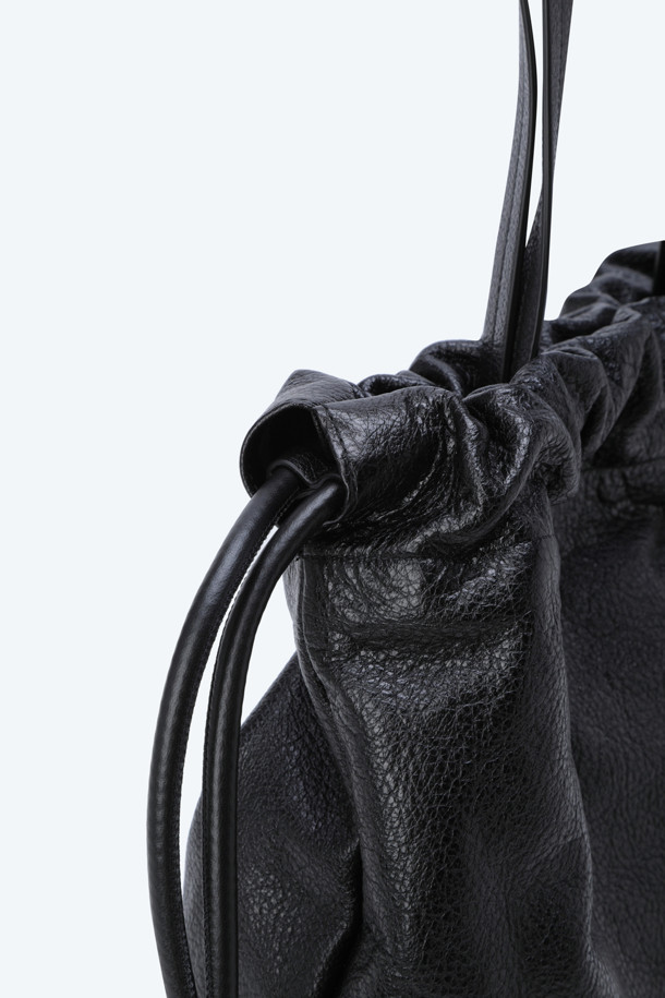 Eva 레더 빅백은 여성스러운 데이트룩, 쇼핑룩, 모임룩에 모두 잘 어울리는 숄더백입니다. 클래식, 미니멀, 시크 스타일을 즐겨 입는 분들께 추천하며, 넉넉한 수납공간을 제공하여 실용성을 더했습니다. 부드러운 레더 소재로 제작되었으며, 무지 디자인과 복조리 형태의 디자인이 특징입니다. 블랙 색상으로 어떤 옷차림에도 쉽게 매치할 수 있으며, 조임용 끈으로 간편하게 잠금과 해제가 가능합니다.
