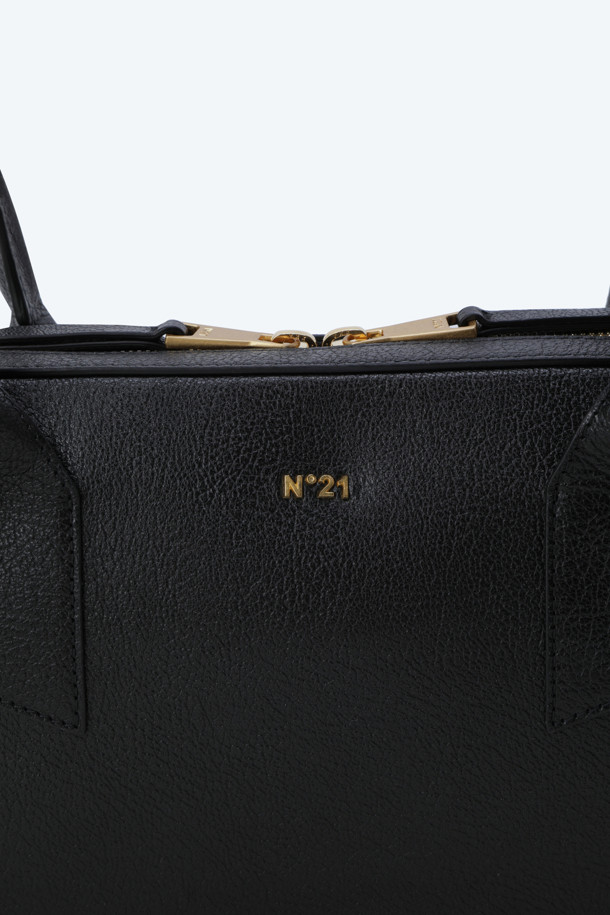 말리부 레더 미디백은 소가죽 소재의 블랙 컬러 여성 토트백입니다. 미디엄 사이즈의 스퀘어 형태 가방으로, 클래식, 미니멀, 시크한 스타일을 연출합니다. 오피스룩, 출근룩, 모임룩 등 다양한 TPO에 잘 어울립니다. N21 Pre Collection 제품으로, 심플하고 세련된 디자인이 특징입니다.
